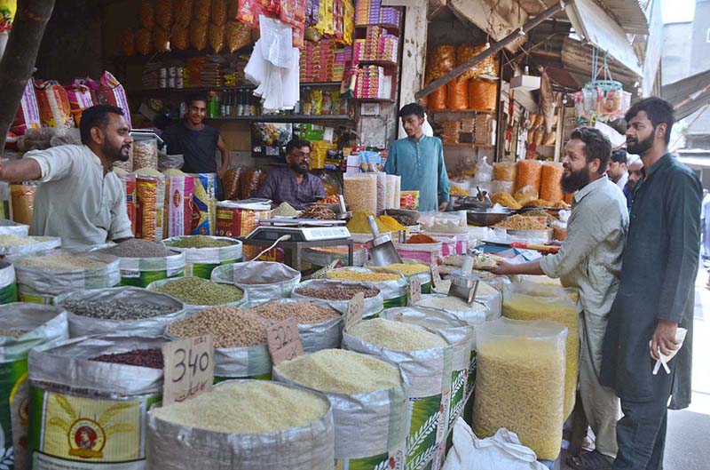 Inflation risks and IMF pressures complicate Pakistan's economic outlook